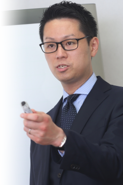 問いかける小津 遥